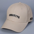 Dettaglio macro del ricamo 3D CREATIVE su cappellino da baseball in twill di cotone kaki - M (56-58cm) / Cachi