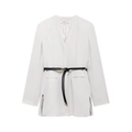 Detalle de chaqueta americana blanca con cinturón de cuero negro y puntas de metal dorado - XS / Blanco