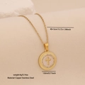 Collana con ciondolo a croce dorata e design a cuore su uno sfondo beige caldo - Croce