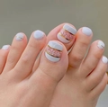Uñas postizas para pies en blanco con patrones dorados para una manicura elegante - 1645-Mármol Blanco Oro