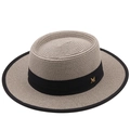 Détail d'un chapeau de paille beige avec ruban noir et logo M doré pour femme élégante - M (56-58cm) / Gris