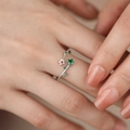 Verstellbarer S925 Sterlingsilber Sternring mit grünem Stein, getragen am Finger der Frau - Einstellbar Offen / Grüner Nano Platin Beschichtet