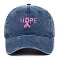 Dettaglio del ricamo nastro rosa e scritta HOPE su cappellino in cotone lavato blu - Taglia unica / Blu navy