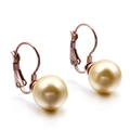 Elegante Ohrringe in Roségold mit runden goldenen Perlen auf weißem Hintergrund - Rosengelb