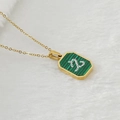 18K vergoldete Edelstahlkette mit grünem Malachit-Anhänger und glitzerndem Buchstaben J - Steinbock
