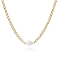 Détail d'un collier en chaîne dorée avec un pendentif en perle blanche en cœur - Collier de perles dorées