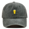 Détail de la broderie chope de bière jaune sur une casquette en coton gris anthracite - Vert Militaire