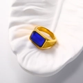 Minimalistischer 18k vergoldeter Titanring mit blauem Schmuckstein auf Blattschale - US 7 / Gold Blauer Zirkonia