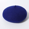 Dettaglio della trama del berretto in feltro di lana blu reale con design classico a punta - Blu Reale