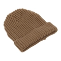 Primer plano de gorro de punto gofrado marrón con textura gruesa y borde doblado - Caqui