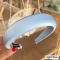 Serre-tête rembourré en satin bleu clair avec étiquette faite main pour un style élégant - Bleu clair
