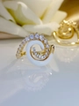 Macro di anello a spirale dorato con smalto bianco e dettagli in zirconi scintillanti - Oro e Bianco