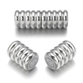 Makro-Detail von silbernen magnetischen Zylinderschraubverschlüssen für DIY-Schmuck - Gewinde-Kordelverschluss 20*7mm