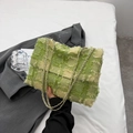 Grüne und gelbe Schultertasche aus Tweed mit goldener Kette und Fransenverzierung - Grün