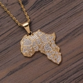 Vista detallada de un colgante mapa de África dorado con brillantes sobre madera - Cadena de cordón de 3 mm y 60 cm / Dorado