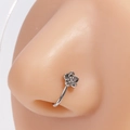 Détail d'un faux piercing nez rose argentée montrant le design floral délicat - Petite Fleur Or Blanc