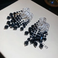 Detalle de pendientes de borla plateados con cuentas de cristal negro y metal martillado - Perno de plata-Negro