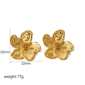 Detailed view of 18k gold-plated stainless steel flower earrings with 32mm size and weight specs - Gold Metal Petal Style (TE6924)