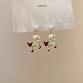 Detalle de pendientes colgantes de perro con perlas blancas y circonitas brillantes - Pendientes de plata de ley 925 - Beige - Perro