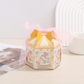 Rosa Karussell-Geschenkbox in Achteckform mit gelbem Sternendach und Organza-Schleife - Gelb