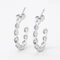 Orecchini a cerchio a C geometrici color argento con zirconi rotondi lucidi - Argento Bianco (PDE935)