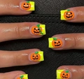 Macro-opname van vierkante kunstnagels met 3D-pompoenbedeltjes voor Halloween - 3D Pompoen Franse Vierkante Stijl (CW763)