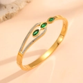 Detalle del brazalete abierto dorado con tres piedras marquesa verdes y diamantes blancos - Estilo de Tres Esmeraldas Marquesa (G222) / Dorado