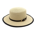 Platte strooien zonnehoed met zwarte rand en lederen riem voor zomerse strandvakantie - M (56-58cm) / Beige