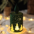 Candela LED natalizia verde scuro satinata con intagli di alberi ed effetto luce calda - Forma di Candela Corta / Verde