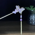 Chinesische Schmetterling Haarnadel mit lila Quasten und Perlen auf Holzoberfläche - Lila Farbverlauf Schmetterling Perlenquaste (0203)