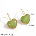 Détail montrant les dimensions des boucles d'oreilles cœur en résine verte avec crochets - Texture de Marbre Vert Clair (TE60494-GN)