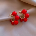 Detalle de pendientes vintage en forma de C con cuentas rojas sobre tela de seda champán - Pin de Plata-Pendientes de Perlas Rojas / Rojo