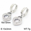 Pendientes de corazón plateados con circonitas y medidas técnicas de 16x13mm - Pendientes Color Acero (KE110036-KSP)