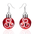 Detalle de pendientes de bola de Navidad rojos con purpurina blanca y ganchos - Patrón rojo