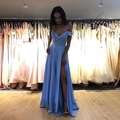 Elegant light blue off-shoulder satin evening dress with high slit and slim fit - S / Blue