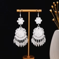 Dettaglio di orecchini a nappa lunga in argento con fiori traforati su un espositore - Fiore Traforato (E7267) / Argento
