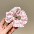 Rosa-weiß kariertes Organza-Haargummi mit weicher Rüschendetail für Damen - Karo-Stil / Rosa