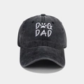 Détail de la broderie blanche DOG DAD sur casquette en coton lavé gris foncé - Noir