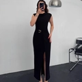 Robe longue noire sans manches, coupe ajustée avec boucle dorée et fente latérale haute - S / Noir