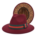 Dettaglio del cappello in feltro bordeaux con fodera leopardata e nastro a righe - M (56-58cm) / Borgogna