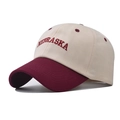 Cappellino da baseball ricamato Nebraska bicolore con corona crema e visiera bordeaux - Regolabile / Riga Geometrica Rossa