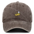 Détail macro de la broderie banane jaune sur casquette en coton lavé marron foncé - Café