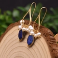 Handgefertigte Goldohrringe mit dunkelblauen Lapislazuli-Steinen und Süßwasserperlen - Lapislazuli Ohrhänger