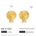 Detailweergave van de gouden roestvrijstalen strohoed oorbellen met vlechtpatroon - Strohoed Vormige Oorbellen (NB-E1583)