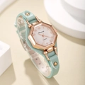 Détail macro de la montre hexagonale or rose avec bracelet cuir vert menthe et clous - vert clair