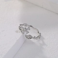Vista dettagliata dell'anello d'argento con zircone a fiore e trama ondulata su pietra - SE2036 Argento Fiore Aperto / Argento