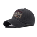 Dettaglio del ricamo multicolore New York America su cappello in cotone grigio scuro lavato - Regolabile / Grigio