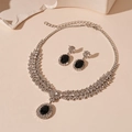 Dettaglio del set di gioielli argento con pietre nere ovali e strass incastonati - Set da 2 Pezzi Orecchini e Collana Ovali Neri