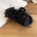Détail d'une pince à cheveux à franges noires avec paillettes sur bois naturel - Grande Pince à Requin à Glands en Plumes Noires