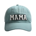 Détail d'une casquette en coton bleu Morandi avec broderie MAMA blanche en relief - MAMA-Vert Cyan